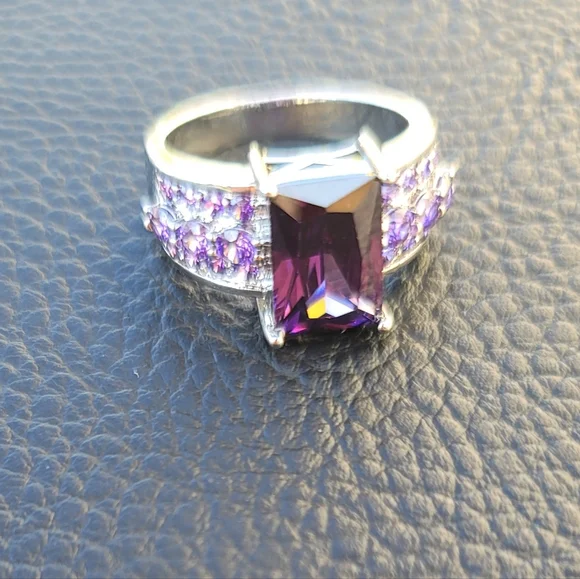 Purple Emerald Cut Glass Ring - Vintage, Estate - Size 8.5 - Picture 5 of 7